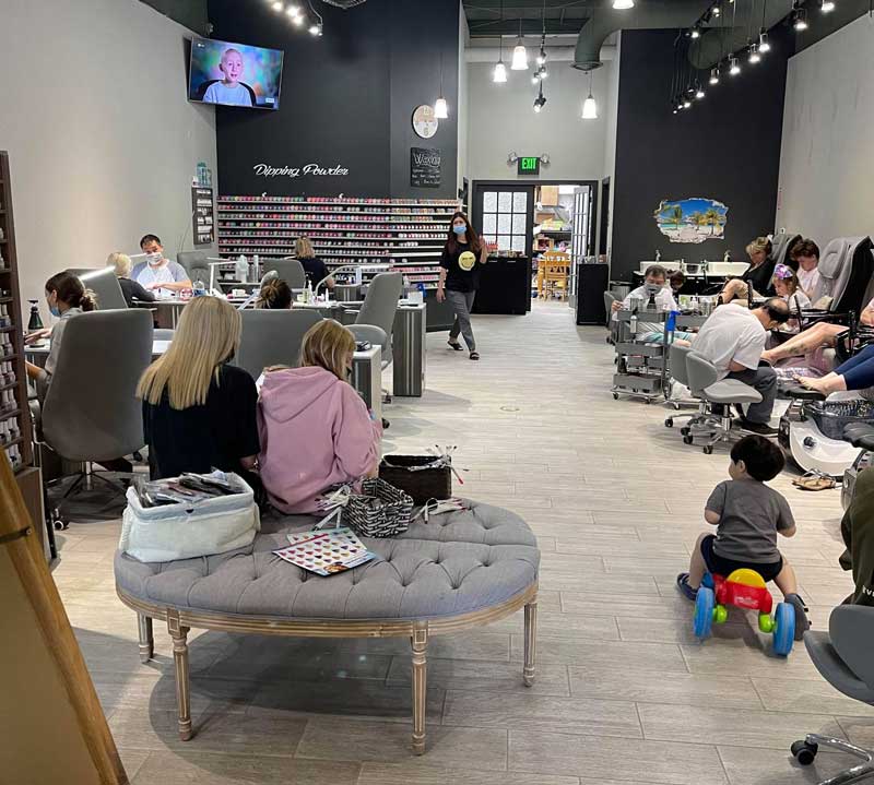 Tiệm Dips $ Tips Nail Spa-Cần Thợ Nail In Oconomowoc Wisconsin
