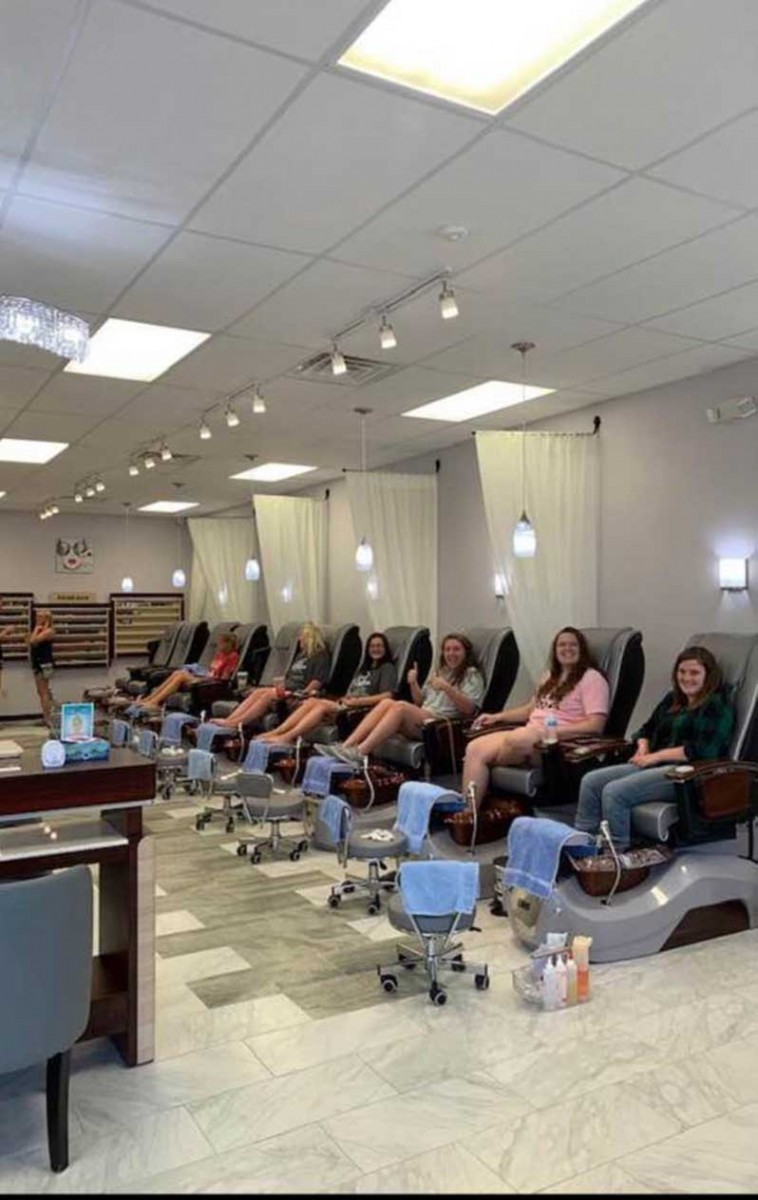 Tiệm Nail In Brandon, MS-Cần Sang Gấp Tiệm Nail In Brandon, MS